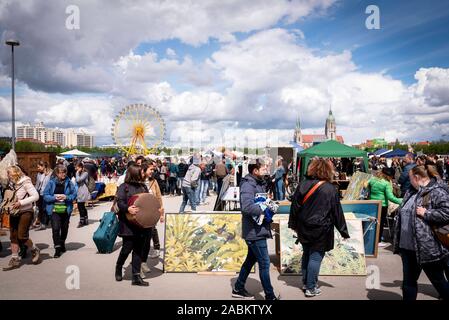 Eine Übersicht Bild zeigt den Flohmarkt am Samstag, den 27. April 2019 auf der Theresienwiese in München (Oberbayern). Im Hintergrund das Riesenrad der Frühlingsfest. [Automatisierte Übersetzung] Stockfoto