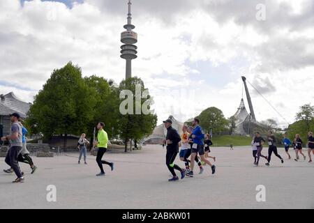 Teilnehmer an den Halbmarathon München im Olympischen Park, im Hintergrund der Olympiaturm. [Automatisierte Übersetzung] Stockfoto