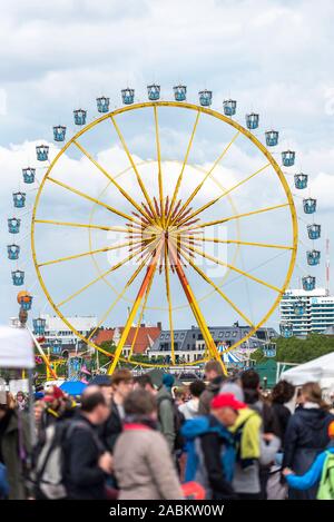 Eine Übersicht Bild zeigt den Flohmarkt am Samstag, den 27. April 2019 auf der Theresienwiese in München (Oberbayern). Im Hintergrund das Riesenrad der Frühlingsfest. [Automatisierte Übersetzung] Stockfoto