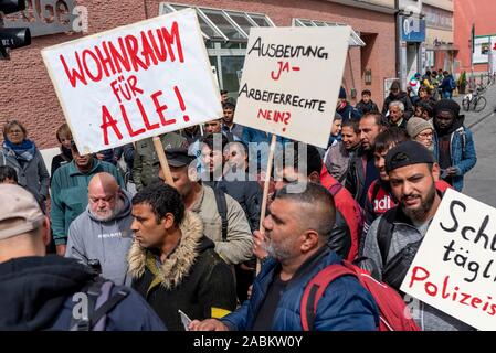 Bulgarische Wanderarbeitnehmer wird am Sonntag, den 28. April 2019 in der Landwehrstraße Ecke Goethestraße in München (Oberbayern), für Gleichbehandlung und Gehäuse zeigen für alle und gegen mehr Polizei Überwachung. [Automatisierte Übersetzung] Stockfoto