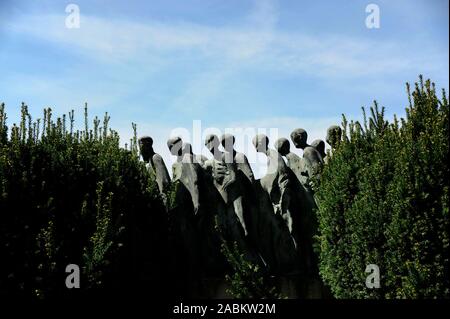 19 Würmtal memorial Prozession zu Ehren von Zwi Katz und die anderen Überlebenden der KZ-todesmärsche durch das würmtal. Das Bild zeigt die Gedenkstätte des Künstlers Hubertus von Pilgrim in Gräfelfing, in Erinnerung an den Todesmarsch, auf denen im Frühjahr 1945 dem ausgemergelten Häftlinge des KZ Dachau waren südlich durch das würmtal Tal gefahren. [Automatisierte Übersetzung] Stockfoto