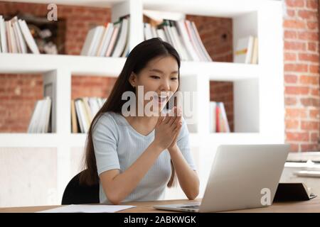 Neugierige junge asiatische Frau Schüler erhielt Mail mit guten Nachrichten. Stockfoto