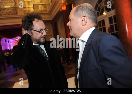 Der Journalist Heribert Prantl (li.) und Finanzminister Olaf Scholz (SPD) Am 14. Nacht der Süddeutschen Zeitung im Berliner Schloss Charlottenburg. [Automatisierte Übersetzung] Stockfoto