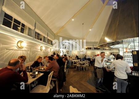 Gäste im Restaurant 'Das Böse' im ehemaligen Tröpferlbad am Bavariaring 5 am nördlichen Rand der Theresienwiese. Ursprünglich wurde das Gebäude wurde im Jahre 1894 als eine öffentliche Dusche Badewanne für die Bewohner der Schwanthalerhöhe gebaut. [Automatisierte Übersetzung] Stockfoto