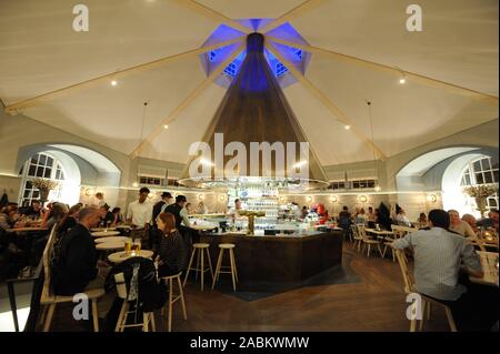 Gäste im Restaurant 'Das Böse' im ehemaligen Tröpferlbad am Bavariaring 5 am nördlichen Rand der Theresienwiese. Ursprünglich wurde das Gebäude wurde im Jahre 1894 als eine öffentliche Dusche Badewanne für die Bewohner der Schwanthalerhöhe gebaut. [Automatisierte Übersetzung] Stockfoto