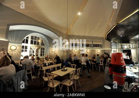 Gäste im Restaurant 'Das Böse' im ehemaligen Tröpferlbad am Bavariaring 5 am nördlichen Rand der Theresienwiese. Ursprünglich wurde das Gebäude wurde im Jahre 1894 als eine öffentliche Dusche Badewanne für die Bewohner der Schwanthalerhöhe gebaut. [Automatisierte Übersetzung] Stockfoto