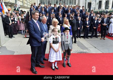 Prinz Charles und Camilla, Herzogin der Landeshauptstadt München besuchen Sie im Rahmen einer 4-tägigen Reise nach Deutschland. Das Bild zeigt die britische royals Begleitet durch den bayerischen Ministerpräsidenten Markus Söder (l.) und seine Frau Karin (r.) auf dem roten Teppich am Max-Joseph-Platz, wo zwei Kinder in traditioneller Tracht geben Sie Ihnen ein Willkommensgeschenk. [Automatisierte Übersetzung] Stockfoto