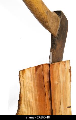 Ax gehaftet in einem Protokoll aus Holz auf weißem Hintergrund Stockfoto