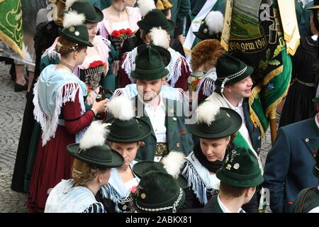 Der Berg Kostüm Conservation Association Chiemgau-Munich feiert sein 125-jähriges Bestehen mit einem traditionellen Kostüm Parade durch die Innenstadt von München. Auf dem Bild die Mitglieder der beteiligten Vereine sammeln am Odeonsplatz. [Automatisierte Übersetzung] Stockfoto