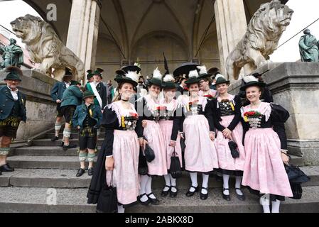 Der Berg Kostüm Conservation Association Chiemgau-Munich feiert sein 125-jähriges Bestehen mit einem traditionellen Kostüm Parade durch die Innenstadt von München. Auf dem Bild die Mitglieder der beteiligten Vereine sammeln am Odeonsplatz. [Automatisierte Übersetzung] Stockfoto