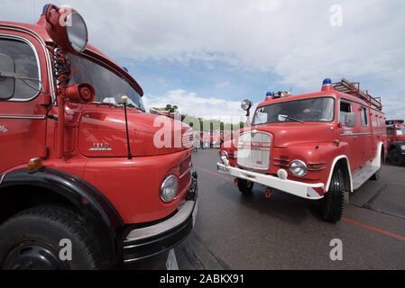 Am Blaulichtfestival auf der Münchener Theresienwiese, Polizei, Feuerwehr und Rettungsdienst zeigen ihre Fähigkeiten. Das Bild zeigt eine Ausstellung von älteren Feuerwehrfahrzeuge. [Automatisierte Übersetzung] Stockfoto