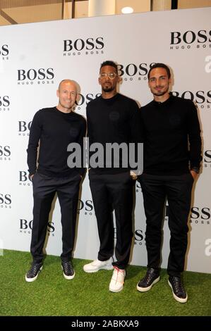 Hugo Boss ist der neue FC Bayern Ausrüster. Arjen Robben, Jerôme Boateng und Mats Hummels am Boss Store in der Fünf Höfe in der Münchner Innenstadt. [Automatisierte Übersetzung] Stockfoto