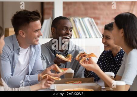 Gruppe von verschiedenen Studenten bestellt schnelle Lieferung Essen in Campus. Stockfoto