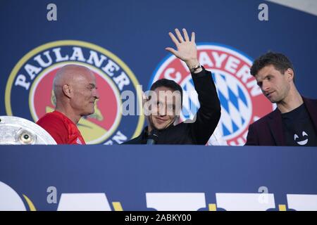 FC Bayern München feiert den Gewinn der 7. deutschen Fußball-Meisterschaft in einer Reihe mit einem Ventilator Partei im Paulaner am Nockherberg. Im Bild die Spieler Rafinha (m.) und Thomas Müller (r). [Automatisierte Übersetzung] Stockfoto