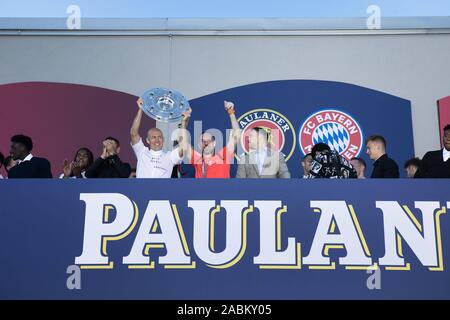 FC Bayern München feiert den Gewinn der 7. deutschen Fußball-Meisterschaft in einer Reihe mit einem Ventilator Partei im Paulaner am Nockherberg. Im Bild die jubelnde Spieler mit der Meisterschaft Schüssel. [Automatisierte Übersetzung] Stockfoto