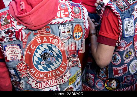 FC Bayern München feiert den Gewinn der 7. deutschen Fußball-Meisterschaft in einer Reihe mit einem Ventilator Partei im Paulaner am Nockherberg. In der Abbildung Ventilatoren mit Jacken. [Automatisierte Übersetzung] Stockfoto