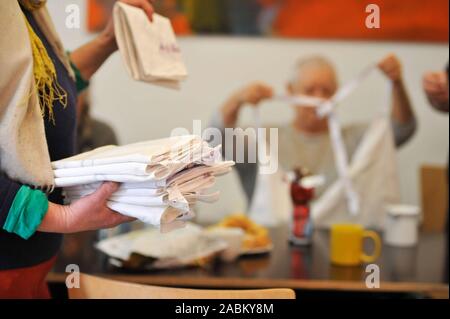 Die Aschenbrösel Verein trifft sich einmal im Monat in der nachbarschaftstreff * * bei Danklsalon Danklstraße 11 in Sendling und Köche ein Menü mit Senioren, bedürftige Menschen und andere Nachbarn von foodsharing Essen. Der Club hat sogar seine eigene Schürze. [Automatisierte Übersetzung] Stockfoto