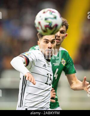 Frankfurt, Deutschland. Nov, 2019 19. Suat SERDAR (GER) Action, zurück Thomas 'Tom' FLANAGAN (NIR) Fussball Laenderspiel, EM-Qualifikation, Gruppe C, Deutschland (GER) - Nordirland (NIR) 6:1, 19/11/2019 in Frankfurt/Deutschland. € | Nutzung der weltweiten Kredit: dpa/Alamy leben Nachrichten Stockfoto