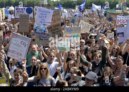 Schüler, Eltern und Kinder auf der Theresienwiese in München für Klimaschutz demonstrieren. [Automatisierte Übersetzung] Stockfoto