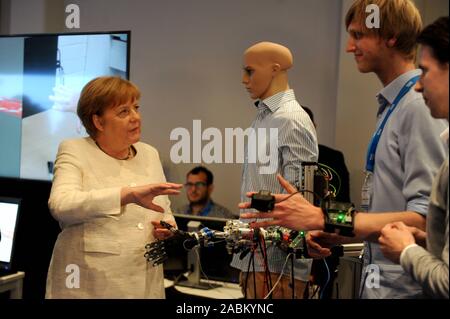Bundeskanzlerin Angela Merkel besucht die "Münchner Schule für Robotik und Maschine Intelligenz'. Im Bild: Der Kanzler prüft ein Roboterarm, Irgendwann werden die Menschen, vor allem alte Menschen helfen. [Automatisierte Übersetzung] Stockfoto