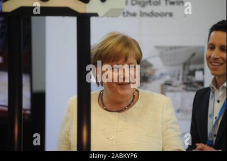 Bundeskanzlerin Angela Merkel besucht die "Münchner Schule für Robotik und Maschine Intelligenz'. Im Bild: Der Kanzler prüft ein Roboterarm, Irgendwann werden die Menschen, vor allem alte Menschen helfen. [Automatisierte Übersetzung] Stockfoto