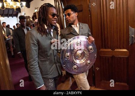 Die Mannschaft des FC Bayern München auf dem Weg zur Meisterschaft und Cup Sieger Feier im Münchner Rathaus. Im Bild (von links nach rechts) Renato Sanches und Serge Gnabry. [Automatisierte Übersetzung] Stockfoto