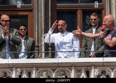 Die Mannschaft des FC Bayern München auf dem Weg zur Meisterschaft und Cup Sieger Feier im Münchner Rathaus. Franck Ribery in der Mitte. [Automatisierte Übersetzung] Stockfoto