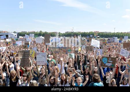 Schüler, Eltern und Kinder auf der Theresienwiese in München für Klimaschutz demonstrieren. [Automatisierte Übersetzung] Stockfoto