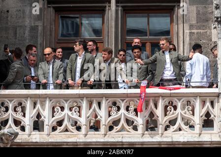 Der FC Bayern München Team grüßt Sie vom Balkon des Münchner Rathauses an die Meister und Feiern Pokalsieger". [Automatisierte Übersetzung] Stockfoto