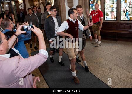 Die Mannschaft des FC Bayern München auf dem Weg zur Meisterschaft und Cup Sieger Feier im Münchner Rathaus. Im Bild vorne Sport Direktor Hasan Salihamidzic, hinter ihm Thomas Müller (r.) und Robert Lewandowski. [Automatisierte Übersetzung] Stockfoto