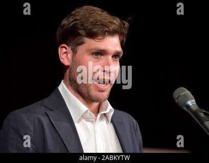 Korbinian Rüger, SPD-Kandidat für die Wahlen zum Europäischen Parlament im Jahr 2019, spricht auf einer Diskussionsveranstaltung über seine Partei in Haar im Wahlkampf. [Automatisierte Übersetzung] Stockfoto