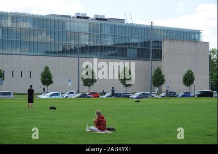 Gebäude der Hochschule für Film und Fernsehen (HFF) und das Staatliche Museum Ägyptischer Kunst auf der Gabelsbergerstraße in der Münchner Maxvorstadt. [Automatisierte Übersetzung] Stockfoto