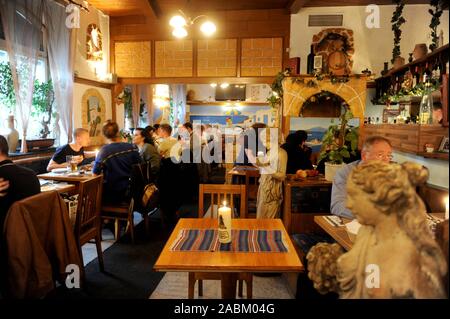 Gäste des Griechischen Restaurant antorini' an Irschenhauser Straße 22 in Obersendling. [Automatisierte Übersetzung] Stockfoto