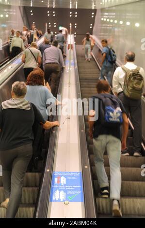 Ein neuer Aufkleber mit den Worten 'stand links und rechts, gehen Sie nicht dorthin! Helfen Sie uns, die Dinge schneller gehen' ist auf zwei Rolltreppen in der Mitte des Bahnsteigs der U-Bahnlinien 1 und 2 am Münchner Hauptbahnhof prangt. [Automatisierte Übersetzung] Stockfoto