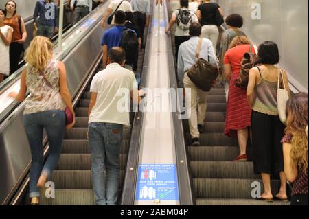 Ein neuer Aufkleber mit den Worten 'stand links und rechts, gehen Sie nicht dorthin! Helfen Sie uns, die Dinge schneller gehen' ist auf zwei Rolltreppen in der Mitte des Bahnsteigs der U-Bahnlinien 1 und 2 am Münchner Hauptbahnhof prangt. [Automatisierte Übersetzung] Stockfoto