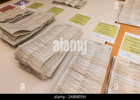 Die wahlhelfer am 211 Wahlkreis Wahllokal in München am Sonntag, den 26. Mai 2019 zählen sie Stimmen für die Wahlen zum Europäischen Parlament. [Automatisierte Übersetzung] Stockfoto