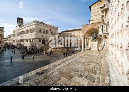 Perugia. Italien. Die zentrale Piazza IV Novembre, Corso Pietro Vannucci, Palazzo dei Priori (links), Fontana Maggiore (Mitte) und die Kathedrale San Stockfoto