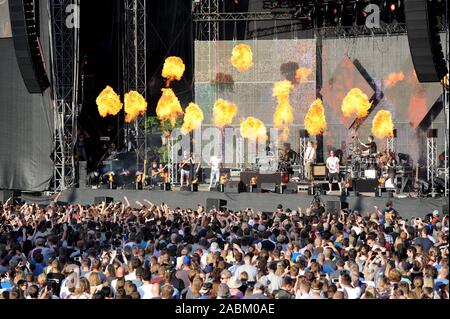 Der Königsplatz, gefüllt mit 20000 Menschen auf die Leistung der Seiler und Speer an der La Brass Banda/Seiler und Speer Open Air in München am 1.06.2019. [Automatisierte Übersetzung] Stockfoto