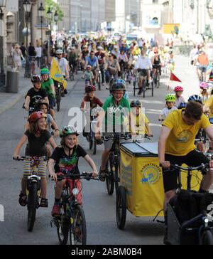 Radfahren für Kinder und Erwachsene werden Kampagnen für mehr Sicherheit für Radfahrer Kinder im Münchner Verkehr während einer sieben Kilometer langen Demonstration durch die Innenstadt. Die 'Münchner Kidical Masse" von den Initiatoren der Buergerinitiative Radentscheid organisiert wurde. [Automatisierte Übersetzung] Stockfoto