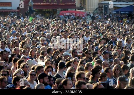 Der Königsplatz, gefüllt mit 20000 Menschen auf die Leistung der Seiler und Speer an der La Brass Banda/Seiler und Speer Open Air in München am 1.06.2019. [Automatisierte Übersetzung] Stockfoto