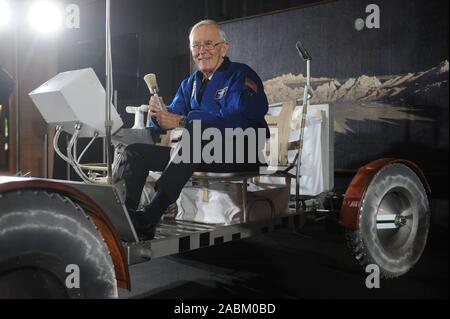 Der US-Astronaut Charles 'Charlie' Moss Herzog spricht über seine Erfahrungen im Weltraum im Deutschen Museum. Herzog pilotiert die Mondlandefähre der Apollo 16 Mission 1972 und fuhr über den Mond mit dem Auto nach der Landung. Das Bild zeigt die jüngste Moonwalker mit einer Replik eines Rover. [Automatisierte Übersetzung] Stockfoto