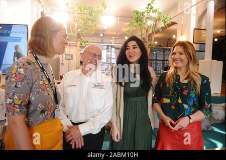 Von links nach rechts: Talk Abend mit Editor Kathrin Werner, Menschenrechtsaktivist Rüdiger Nehberg, Publizist Samira el Ouassil und Sportjournalist Jessica Libbertz am Plan-W-Kongress in der Fabrik Görlitzer Park in Berlin. [Automatisierte Übersetzung] Stockfoto