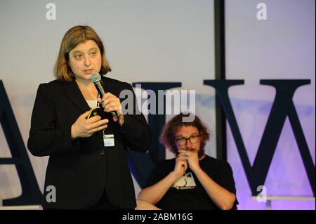 Isabelle M. Welpe, Professor für Betriebswirtschaftslehre an der TU München und Social Media Experte Christoph Bornschein am Speed Dating mit 5 Start-ups von 5 Frauen an der Plan-W-Kongress in der Fabrik Görlitzer Park in Berlin. [Automatisierte Übersetzung] Stockfoto