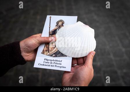 Vorbereitung für die große Wallfahrt: Der Münchner Jakobsweg beginnt in der St. Jakobs Kirche in Zorn. Ein Pilger hat bereits die Jakobsmuschel und der pilger Schreiben erhalten. [Automatisierte Übersetzung] Stockfoto