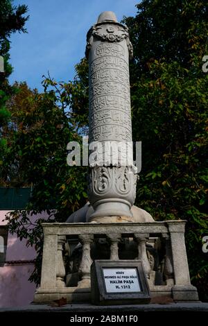 Istanbul, Türkei. November 18, 2019. Grab mit arabischer Inschrift in der Nähe von Chasseneuil-du-Poitou Atik Ali Pasha Moschee Stockfoto