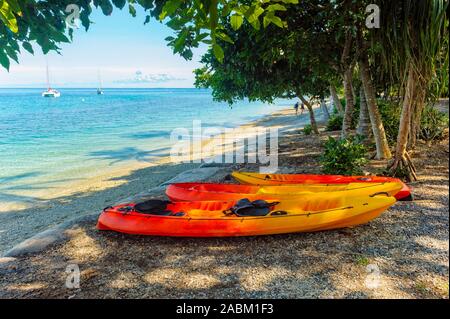 Drei bunten Kajaks an einem tropischen Strand Stockfoto