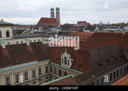 Blick vom Turm der Residenz über den Dächern von München. Die Frauenkirche im Hintergrund gesehen werden. [Automatisierte Übersetzung] Stockfoto