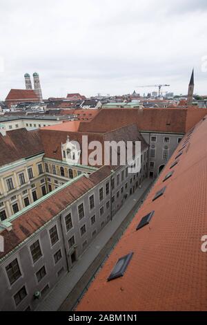 Blick vom Turm der Residenz über den Dächern von München. Die Frauenkirche im Hintergrund gesehen werden. [Automatisierte Übersetzung] Stockfoto