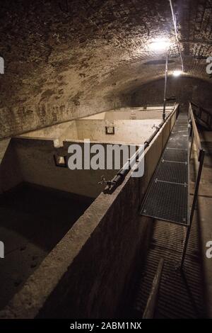 Serie:'München verschwundene Orte': Die unterirdischen Überreste der Vorabend des mittelalterlichen Neues Jahr. Herzöge hatten eine Festung im Mittelalter gebaut, um sich von den Bürgerinnen und Bürgern zu schützen. Von der Residenz eine Treppe hinunter führt zu den gewölbten Tunnels der Neuveste. Hier ist der Kalk Keller. [Automatisierte Übersetzung] Stockfoto