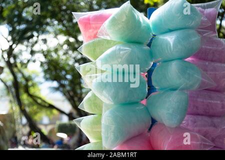 Verkäufer von Zuckerwatte in Plastiktüten Stockfoto